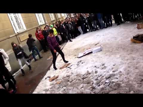 Skolēni skolotājai cigaretē iemaisa "spaiss" narkotikas!