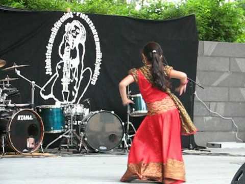 شامي.رقص - Rose, 8 years old girl dancing bollywood dance in city run happening,