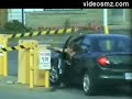 Mujer choca contra el parquimetro en un parking