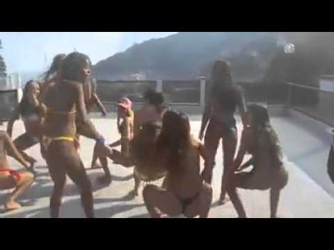Novinhas dançando funk na laje