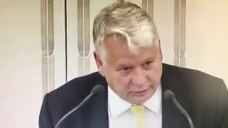 Oto Bonkowski. Zwie się senatorem. Wyzywa Polaków od „upiorów bolszewickich” i „ubeckich wdów”.