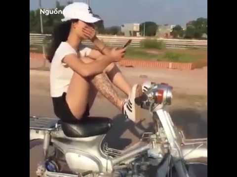 Video: Cô gái thản nhiên vừa nhắn tin, vừa chạy xe bằng chân