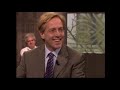 De eeuwenoude discussie Geloof en Wetenschap kreeg enkele jaren geleden een nieuwe impuls toen toenmalig minister van Onderwijs, Maria van der Hoeven (CDA), aandacht vroeg voor het begrip 'Intelligent Design', de gedachte dat er een ontwerper achter het ontstaan van de mens en het leven op aarde zit. Hoe verhouden geloof en wetenschap zich met elkaar, sluiten ze elkaar te allen tijden uit of kunnen ze in sommige gevallen samengaan? Een debat tussen wetenschappers: Ronald Meester, hoogleraar wiskunde VU, beweert in zijn boek 'Het pseudoniem van God' dat de botsing tussen wetenschap en religie slechts schijn is en veroorzaakt wordt door een vertekend beeld van beide. Elke keuze voor een wetenschappelijk of religieus perspectief is gebaseerd op geloof, en niet op feiten. Pieter Drenth, voormalig rector magnificus van de Vrije Universiteit. Als voormalig voorzitter van de Koninklijke Nederlandse Academie der Wetenschappen is hij tegenstander van de gedachte van Intelligent Design. Tegenwoordig is Drenth nog steeds voorzitter van diverse KNAW-commissies in Europa. Jan van Hooff, emeritus hoogleraar Gedragsbiologie, was tussen 1980 tot 2001 professor gedragsbiologie aan de Universiteit van Utrecht. Tegenwoordig is hij betrokken bij diverse internationale werkgroepen over gedragswetenschappen. Zo is hij bijvoorbeeld Secretaris-generaal van de International Primatological Society en secretaris van de Lucie Burgers stichting voor Vergelijkende Psychologie. Robbert Dijkgraaf <b>...</b>