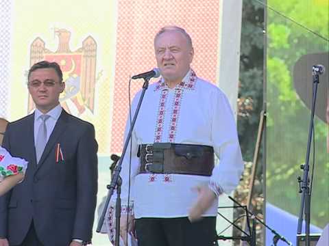 President Nicolae Timofti lays flowers at monument to Stefan cel Mare