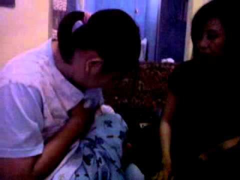 menyusui - seorang ibu yg kesakitan saat menyusui anaknya yg bernama muhammad rizkillah akbar.