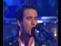 Alicastro tocando en el concurso de TELEMUNDO 