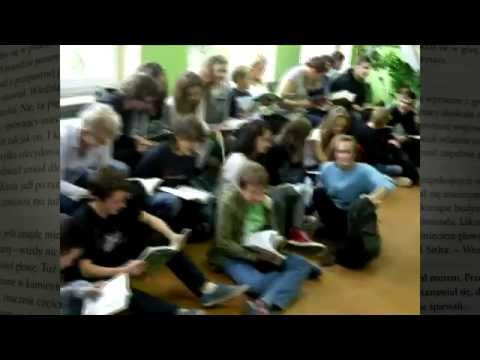 Click to View : Czytelniczy flash mob w Gimnazjum w Czernicy 2014 rok