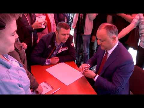 Prima semnătură pentru referendumul de demisie a primarului Dorin Chirtoacă a fost pusă de Igor Dodon 