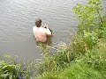 Benny schwimmt durch den See Benny schwimmt durch den See