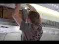 videos de 2008Oct23 Brainless Comedy Not so Funny Western Airplane Passenger Over Head Luggage Joke - Overheadbin.wmv