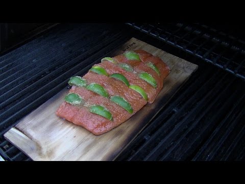 Lachs von der Zedernplanke mit Honig Senf Dill Sauce --- Klaus grillt