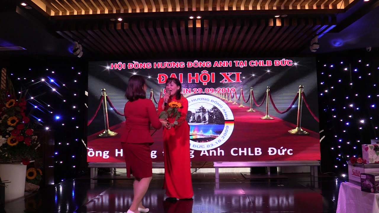 GIỌNG CA CỦA NHÀ THIẾT KẾ ÁO DÀI VÂN NHUNG TẠI HỘI ĐH ĐÔNG ANH
