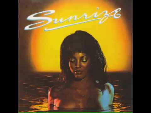Sunrize - diskunionレビューから引用『後にSURFACEを結成するギタリストのDAVID TOWNSEND、ヴォーカル及び作曲を担当するRONNIE SCRUGGS、そしてISLEY BROTHERSをサポートしていたドラムスのEVERETT...