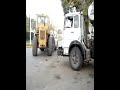 maquina remolcando camion fiat encajado