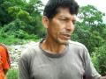 Terrorismo Ambiental   en Tingo MaríaVergüenza ajena siento cuando se habla de Tingo María por la constante contaminación del rio Huallaga, es alarmante el grado de contaminación que tiene este rio por la malas políticas ambientales de los gobiernos locales en especial la Municipalidad de Tingo María y algunas comunas distritales. Hicimos el recorrido por la rivera del rio Huallaga (Muyuna) y no fue nada agradable ver cuadros enteros de familias junto a sus niños y lo más alarmante  es que de esa agua unas 100 familias hacen uso diario para cocinar bañarse y beberlo. Dante Calderón quien  trabaja como reciclador denuncia que las autoridades nada hacen por solucionar este problema ambiental ya que votan desperdicios muy contaminantes como restos de placentas fetos o intestinos humanos productos de las operaciones que realiza el hospital, además hay guantes, frascos de medicinas y agujas contaminadas productos de los tratamientos a personas enfermas. Lo que más nos preocupa es que en estos lugares también hay niños y adolecentes que trabajan sin protección y la mayoría lo hacemos por sobrevivir pero el alcalde y funcionarios nunca se fijan en este problema. La basura con alta peligrosidad debe ser incinerada y no dejarlo expuesta a la gente y aun peor se creó un nuevo problema más grande vertiendo la basura al rio Huallaga.Es responsabilidad de las autoridades, empresas, instituciones públicas y Privadas tomar conciencia del daño que están ocasionando al ecosistema. Es hora de direccionar nuestros hábitos tercermundistas y cambiar la mentalidad individualista y depredadora -el rio  es muy grande y la basura también su efecto mortal es visible, los peces comen de todo  incluso la  basura; este río tiene gran caudal, y los residuos contaminantes esta por todas las orillas poniendo en serios riesgos la salud de la gente. Estos reclamos nunca tuvieron eco en la opinión pública ya que la gran mayoría no se hace una mea culpa somos tan ingenuos con nuestra actitud peligrosa. El resultado lo podemos ver a diario en los ríos donde se encuentra toda la basura sembrada por la ignorancia. El rio Huallaga es inmenso pero lo que se tira nunca se disuelve en todo el agua, queda concentrado en áreas pequeñas. Los peces comen su alimento normal pero contaminado con basura toxica. El rio podría deshacer todo, pero es mayor la velocidad de la contaminación que la degradación de los contaminantes.Muchas madres campesinas manifiestan su amargura é impotencia por que el rio está contaminado y sus hijos con problemas en la piel y en las orillas a se encuentra agujas, jeringas, y el más afectado de todo los abusos contra el  medio ambiente es el Distrito de Luyando quien hoy nada pueden hacer por la sordera permanente de las autoridades en general.