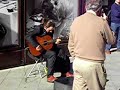 cantaor flamenco en calles de sevilla