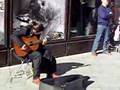 cantaor flamenco en calles de sevilla