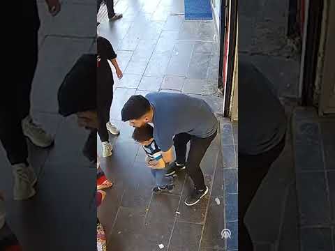 MĘŻCZYZNA URATOWAŁ DZIECKO, KTÓREMU CUKIEREK UTKNĄŁ W GARDLE