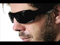 Dimmi perche' piangi di felicita' e perche' non mangi ora non mi va dimmi perche' stringi forte le mie mani e coi tuoi pensieri ti allontani.... io ti voglio bene questo non lo so stupido testone dubbi non ne ho anche se il futuro ha dei muri enormi io non ho paura e voglio innamorarmi. Non amarmi per il gusto di qualcosa di diverso ma tu credi che sia giusto stare insieme a tempo perso non amarmi e mi accorgo quant'e' vera una bugia se il tuo amore non valgo non amarmi ma non mandarmi via. Non amarmi perche' vivo all'ombra non amarmi per cambiare il mondo tanto il mondo non si cambia e siamo tutti specchi fatti per guardarsi e diventare soli e vecchi non amarmi per morire dentro in una guerra di rimpianti e di ripensamenti non amarmi per restare a terra invece di volare come questo nostro amore deve fare. Piovono parole su questa citta' se la gente vuole ma quanto male fa noi ci alziamo in volo e loro sono fermi sola in mezzo a questo cielo non lasciarmi... non lasciarmi, non lasciarmi ho sbagliato voglio dire non amarmi non spezzare le mie armi e il mio cuore con questi non amarmi non amarmi per il rosso della rabbia che c'e' in noi tu lo sai che non posso non amarti nemmeno se non vuoi. Non amarmi ti faro' soffrire negli inverni che ci sono a volte nel mio cuore non amarmi per dimenticare ne' per vendicarti ma soltanto per amore non amarmi non amarmi e ci voliamo incontro e ci caschiamo l'uno dentro l'altro sorridendo. Questo amore e' bello come il sole dopo un acquazzone come due aquiloni stretti per la mano