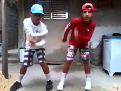 Irmãos Gêmeos Dançando Passinho do Romano em Dupla ( Oficial )