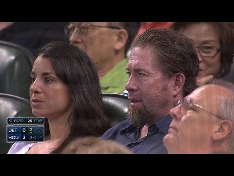 Ex-Astro Jeff Bagwell Gets Handsy W/ Girlfriend On Live TV