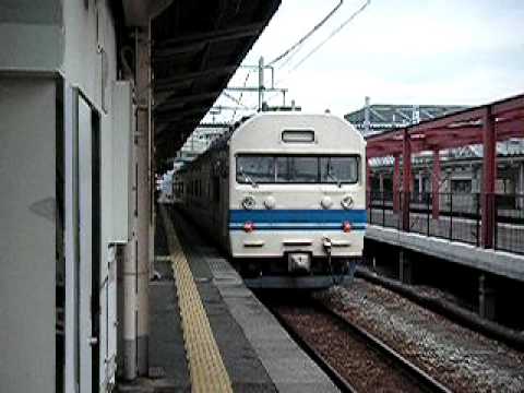 「食パン電車」こと419系。