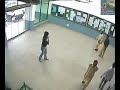 Estudiante Paquistaní Desconcertado sobre la Puerta Automática