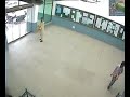 Estudiante Paquistaní Desconcertado sobre la Puerta Automática