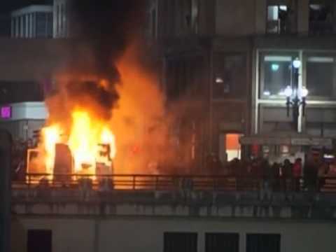 Carro da Rede Record é incendiado em protestos