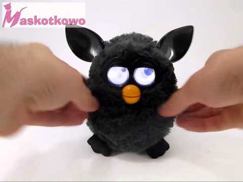 furby - Maskotka interaktywna Furby - mówi po polsku oraz po furbiańsku. W zależności od sposobu zabawy Furby zmienia swój charakter - na filmie w kolejności: normal...