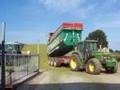 john deere 6510 con bossini a 3 assi che vuota insilato