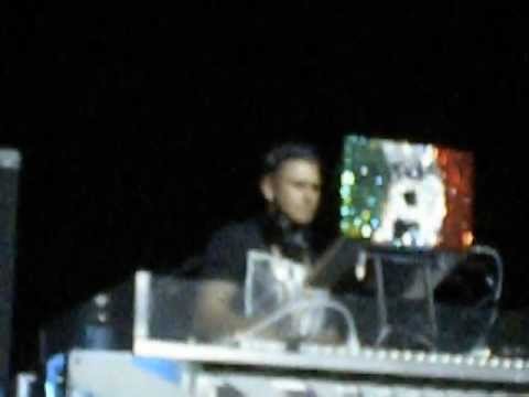 Crazy Fan Attacks Pauly D At Concert