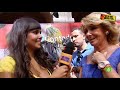Cristina no faltó a la recepción de Alberto Contador, que acaba de ganar su tercer Tour de Francia, y, entre otras cosas, le regaló un DVD de SLQH por ser seguidor de nuestro programa.