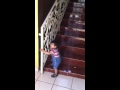 Nino bajando escaleras