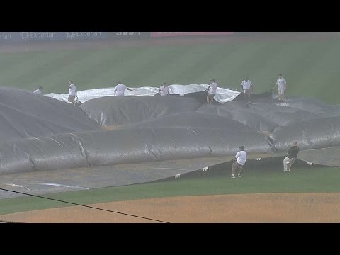 Grounds crew struggles putting tarp on field
