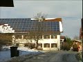 der stachel sitzt tief bei den rettenbacher energieaktivisten. im vergangenen jahr hat es nur f�r platz zwei in der solarbundesliga gereicht. doch sp�testens in 2008 will sich die bayerische gemeinde den titel zur�ckholen. das was lustig klingt, hat einen ernsten hintergrund: rettenbach k�mpft um seine unabh�ngigkeit - von fossilen brennstoffen und den gro�en energiekonzernen.
inzwischen gibt es auf fast jedem s�ddach im ort eine fotovoltaik-anlage, au�er auf dem kirchturm. au�erdem sind drei biogasanlagen in betrieb. der umsatz an raps�ltankstelle steigt langsam aber stetig. immer mehr bewohner des ortes machen mit - nicht aus puren idealismus, sondern weil es sich schlicht rechnet.
ute walter �ber die energiebewussten dorfbewohner.