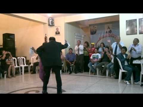 Mira cómo esta señora baila marinera con una botella llena sobre la cabeza