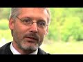 Von Anfang an, seit Beginn des Christentums, gab es Männer und Frauen, die in Gemeinschaft nach dem Beispiel Jesu und nach seinem Evangelium leben wollten: arm, ehelos und gehorsam -- um des Reiches Gottes willen. Christen, die so zu leben versuchen, bezeugen damit, dass Jesus Christus eine lebendige Realität ist und dass der Geist Gottes auch heute noch wirkt. Sie sind ein Zeichen dafür, dass Gott selbst die Zukunft des Menschen ist.