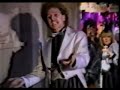 eav - m�rchenprinz 1985 

es ist samstagabend und die dinge stehen schlecht
ich bin auf der suche nach dem weiblichen geschlecht
am wochenende hat man in der gro�stadt seine not
zu viele j�ger sind - der hase tot
mir bleibt nur noch eine chance hinein ins auto und ab in die provence

mit meinem nobel-hobel gl�h ich auf der autostrada
einmal kurz aufs gas und schon bin ich da da
ich betrete voll elan den tanzsalon eingeh�llt in eine wolke pitralon
weil es bei den m�dels chick ist wenn man riecht als wie ein iltis

ich bin der m�rchenprinz ma-ma-ma-m�rchenprinz
ma-ma-ma-ma-ma ich bin der m�rchenprinz
ich bin der m�rchenprinz ma-ma-ma-m�rchenprinz 
in der provinz bin ich der m�rchenprinz
ma-ma-ma-ma ooh ooh ah beim vogeltanz bin ich die nummer ans

da im discostadl reagiert der furchenadel
und der landmann schwingt sein strammes wadl
doch die girls von der heide sind eine augenweide
und ich frag eine prinzessin: 