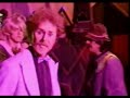eav - m�rchenprinz 1985 

es ist samstagabend und die dinge stehen schlecht
ich bin auf der suche nach dem weiblichen geschlecht
am wochenende hat man in der gro�stadt seine not
zu viele j�ger sind - der hase tot
mir bleibt nur noch eine chance hinein ins auto und ab in die provence

mit meinem nobel-hobel gl�h ich auf der autostrada
einmal kurz aufs gas und schon bin ich da da
ich betrete voll elan den tanzsalon eingeh�llt in eine wolke pitralon
weil es bei den m�dels chick ist wenn man riecht als wie ein iltis

ich bin der m�rchenprinz ma-ma-ma-m�rchenprinz
ma-ma-ma-ma-ma ich bin der m�rchenprinz
ich bin der m�rchenprinz ma-ma-ma-m�rchenprinz 
in der provinz bin ich der m�rchenprinz
ma-ma-ma-ma ooh ooh ah beim vogeltanz bin ich die nummer ans

da im discostadl reagiert der furchenadel
und der landmann schwingt sein strammes wadl
doch die girls von der heide sind eine augenweide
und ich frag eine prinzessin: 