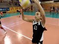 prije utakmice protiv OK MLADOST. OK OLIMPIK se zagrijava. Lucija Marednic i Lucija Osmak se zagrijavaju odigravajuci vrsno. Trener Dejan Kljajic.