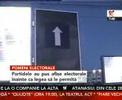 Cu două săptămâni înainte de a avea undă verde la campanie, partidele politice au început deja să pună afişe şi să facă pomeni electorale. Fenomenul apare şi la social democraţi, şi la liberali, şi la partidul condus de Gigi Becali.Marian Vanghelie a dat deja startul metodei preferate de mobilizare a oamenilor la vot: Pomana electorală. Ieri, într-un bloc de pe Şoseaua Alexandriei, câţiva social-democraţi destoinici au încărcat dubele, cât a fost ziua de lungă, cu pungi roşii. Jenaţi de prezenţa camerei de filmat, angajaţii se fac nevăzuţi într-o clipă. Totuşi, nu dă bine la imagine. Aşa că se întorc zâmbitori cu şeful.Alte partide s-au grăbit să pună afişe electorale sau, cel puţin, cu puternică tentă electorală. Este drept că afişul nu face referire directă la faptul că Andrei Chiliman va candida pentur un nou mandat, dar tot a campanie mascată arată.Alţii însă, lasă legea deoparte şi fac lucrurile pe faţă. Doar... aşa-i stă bine lui Gigi Becali, care ne zâmbeşte larg de pe un afiş uriaş, în care îl sprijină pe un domn mai puţin cunoscut, aspirant la fotoliul ocupat acum de Marian Vanghelie. Cele două afişe se află pe strada Sebastian din capitală şi sunt atât de mari încât se văd de la o poştă. De altfel, Gigi Becali are, ca şi Vanghelie, o inimă mare. Aşa că a început cu pomenile electorale încă de acum o săptămână.