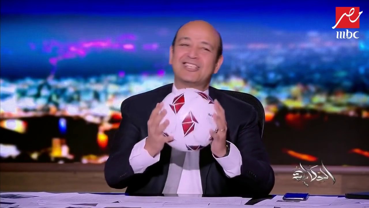 كرة محمود علاء تصل إلى استوديو الحكاية .. وعمرو أديب يلتقطها على الهواء "