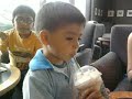 Dieguito (2 años) y su 1° Starbucks.