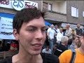 schaartv.wordpress.com Ein Film von Miguel-Pascal Schaar Es waren Küsse, die einen Eismann nicht kalt ließen und immer wieder provozierten. Mitten im einem von vielen Lesben und Schwulen bevorzugten Innenstadtbereichs Berlins betreibt er seit vielen Jahren eine Eisdiele, die besonders von dieser Bevölkerungsgruppe profitiert. Doch damit könnte jetzt Schluss sein, denn immer wieder gab es verbale Übergriffe gegen die Minderheit. Diese setzte sich nun zur Wehr 1.500 Menschen (ddp schätze 2.000, der Spiegel 1.000) kamen am Sonnabend zu einem 