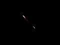Signal Rocket lawinepijl over het water geschoten Signal Rocket lawinepijl over het water geschoten