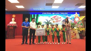 Đồng chí Đỗ Trường Sơn, UV BTV,  PCT HĐND thành phố tặng quà trung thu thiếu niên nhi đồng phường Quang Trung