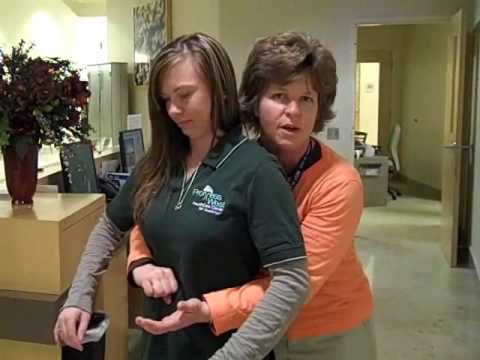 how to perform the heimlich maneuver