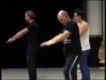 Lars Norén tränar karate