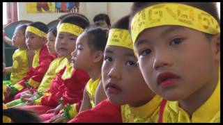 Đ.c Nguyễn Mạnh Hà, PBT Thành ủy tặng quà các cháu Trường MN Trưng Vương.